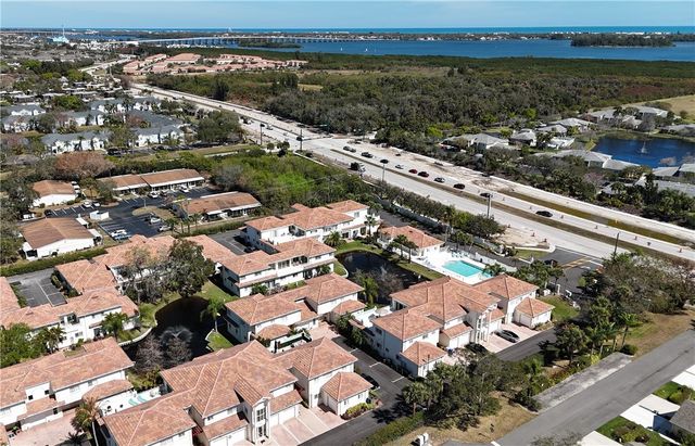 512 7th Square 201, Vero Beach, FL 32962