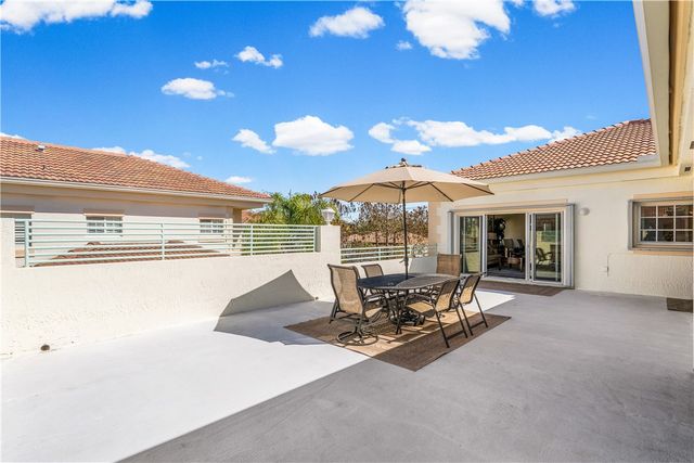 512 7th Square 201, Vero Beach, FL 32962