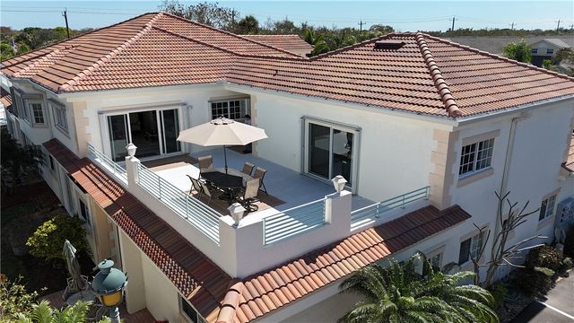 512 7th Square 201, Vero Beach, FL 32962