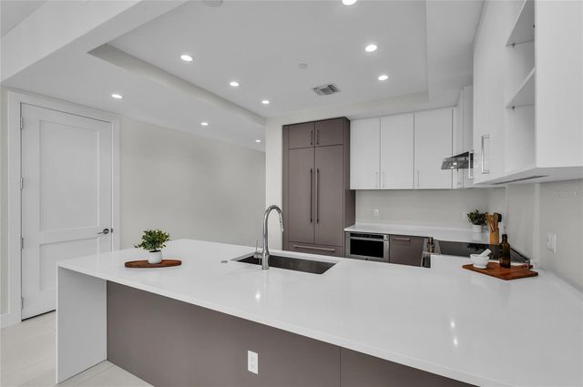 275 1ST AVENUE S 1904, St Petersburg, FL 33701