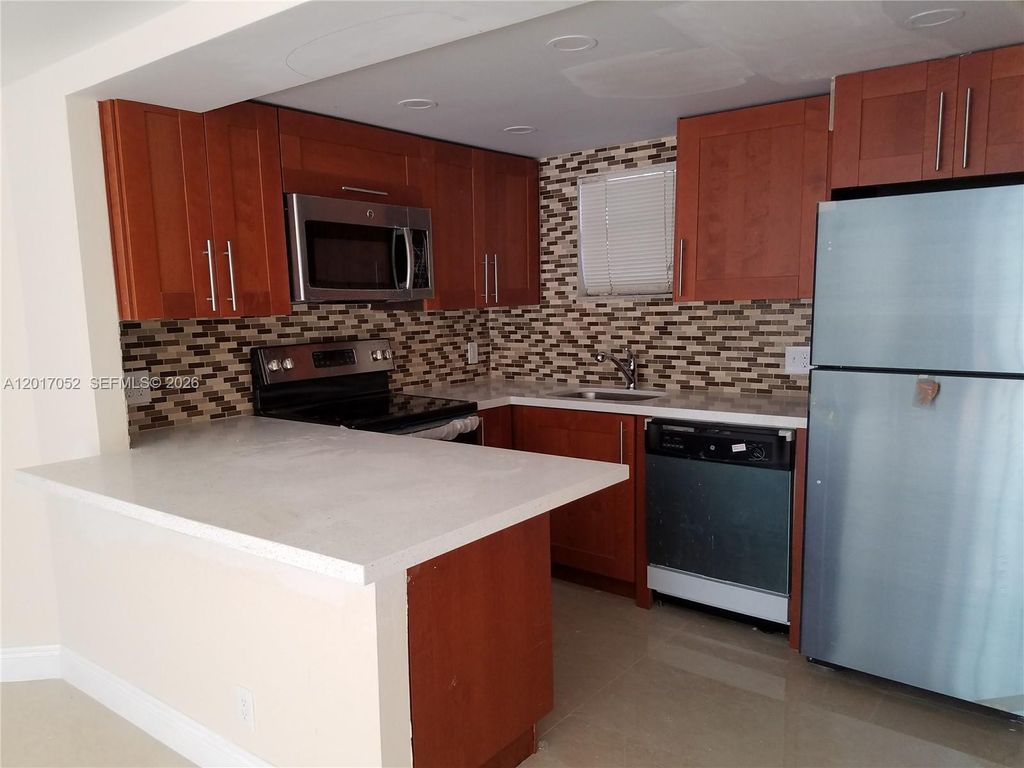 8290 Lake Dr 316, Doral, FL 33166