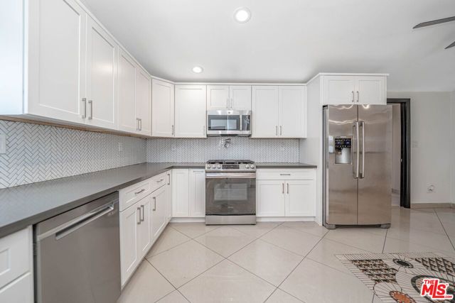 20746 Clarendon Street, Woodland Hills (los Angeles), CA 91367