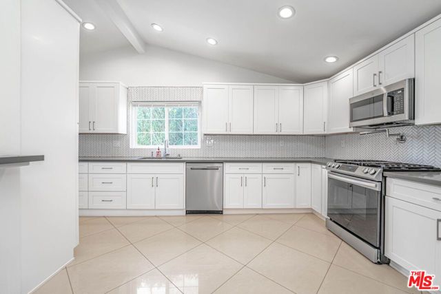 20746 Clarendon Street, Woodland Hills (los Angeles), CA 91367