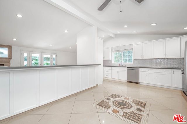 20746 Clarendon Street, Woodland Hills (los Angeles), CA 91367