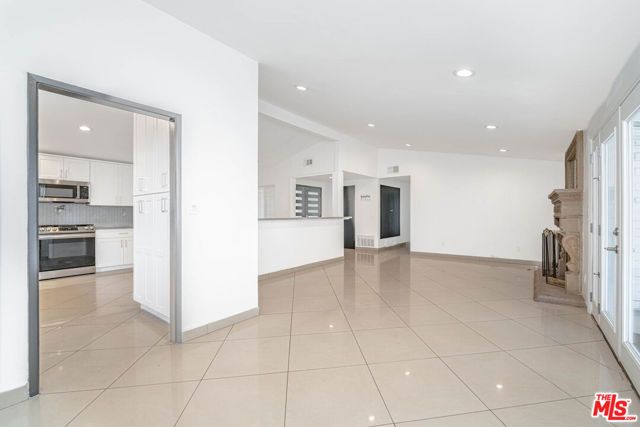 20746 Clarendon Street, Woodland Hills (los Angeles), CA 91367
