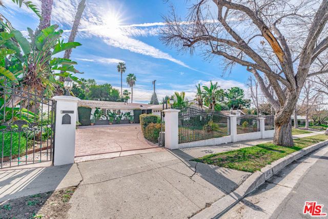 20746 Clarendon Street, Woodland Hills (los Angeles), CA 91367