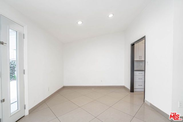 20746 Clarendon Street, Woodland Hills (los Angeles), CA 91367