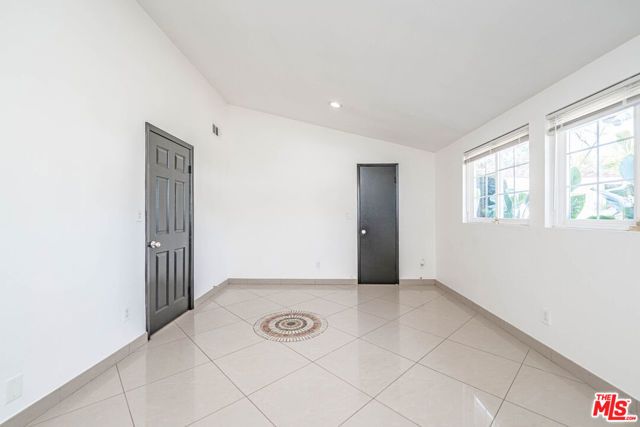 20746 Clarendon Street, Woodland Hills (los Angeles), CA 91367