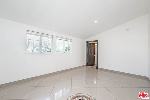 20746 Clarendon Street, Woodland Hills (los Angeles), CA 91367