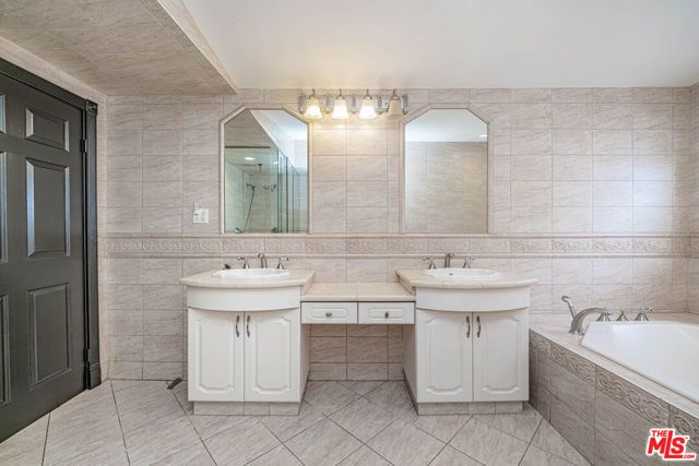 20746 Clarendon Street, Woodland Hills (los Angeles), CA 91367