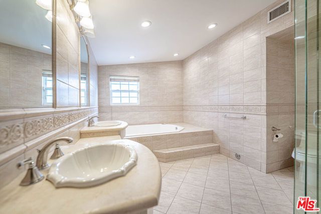 20746 Clarendon Street, Woodland Hills (los Angeles), CA 91367