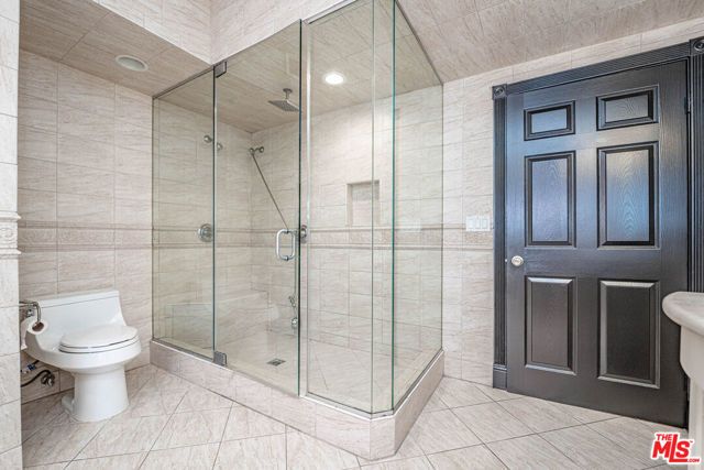 20746 Clarendon Street, Woodland Hills (los Angeles), CA 91367
