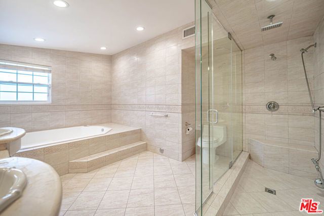 20746 Clarendon Street, Woodland Hills (los Angeles), CA 91367