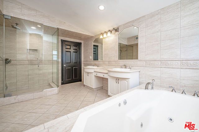 20746 Clarendon Street, Woodland Hills (los Angeles), CA 91367