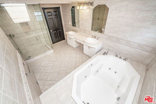 20746 Clarendon Street, Woodland Hills (los Angeles), CA 91367