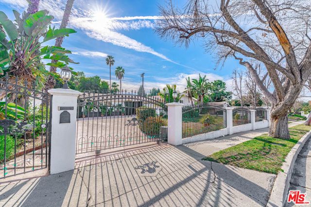 20746 Clarendon Street, Woodland Hills (los Angeles), CA 91367