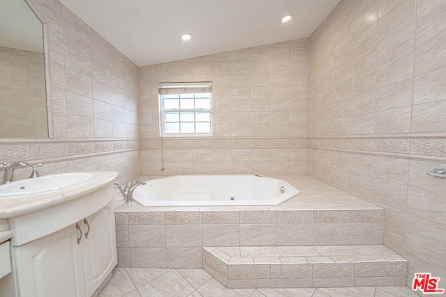 20746 Clarendon Street, Woodland Hills (los Angeles), CA 91367