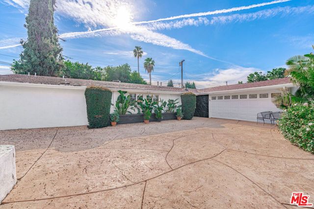 20746 Clarendon Street, Woodland Hills (los Angeles), CA 91367