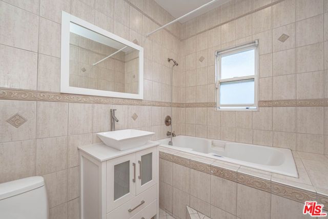 20746 Clarendon Street, Woodland Hills (los Angeles), CA 91367