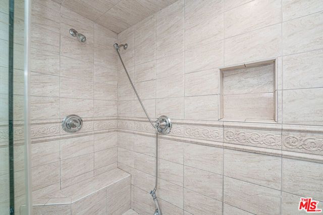 20746 Clarendon Street, Woodland Hills (los Angeles), CA 91367