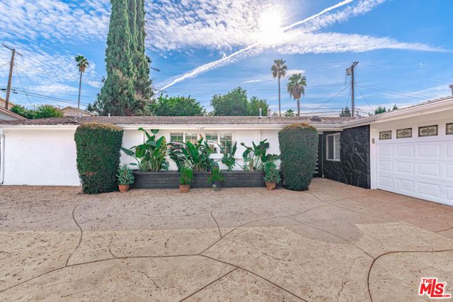 20746 Clarendon Street, Woodland Hills (los Angeles), CA 91367