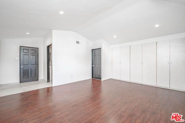 20746 Clarendon Street, Woodland Hills (los Angeles), CA 91367