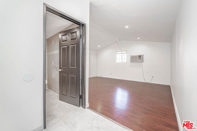 20746 Clarendon Street, Woodland Hills (los Angeles), CA 91367