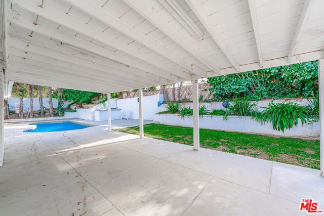 20746 Clarendon Street, Woodland Hills (los Angeles), CA 91367
