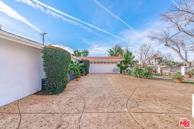 20746 Clarendon Street, Woodland Hills (los Angeles), CA 91367