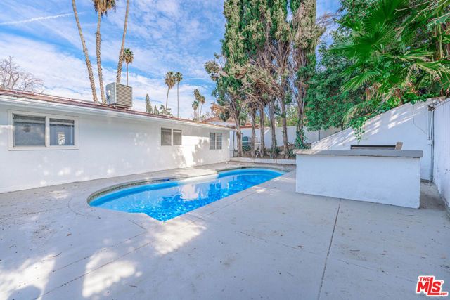 20746 Clarendon Street, Woodland Hills (los Angeles), CA 91367