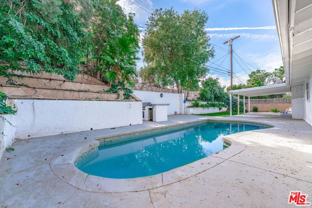 20746 Clarendon Street, Woodland Hills (los Angeles), CA 91367
