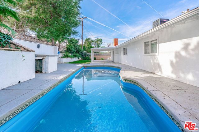 20746 Clarendon Street, Woodland Hills (los Angeles), CA 91367