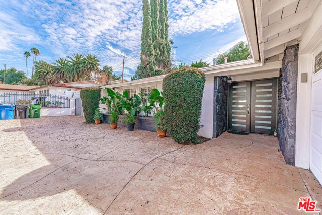 20746 Clarendon Street, Woodland Hills (los Angeles), CA 91367