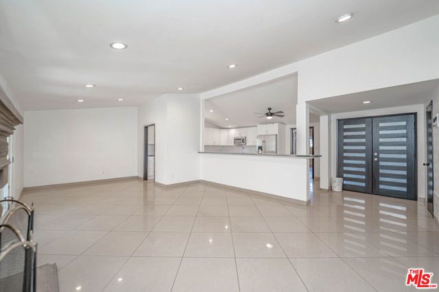 20746 Clarendon Street, Woodland Hills (los Angeles), CA 91367