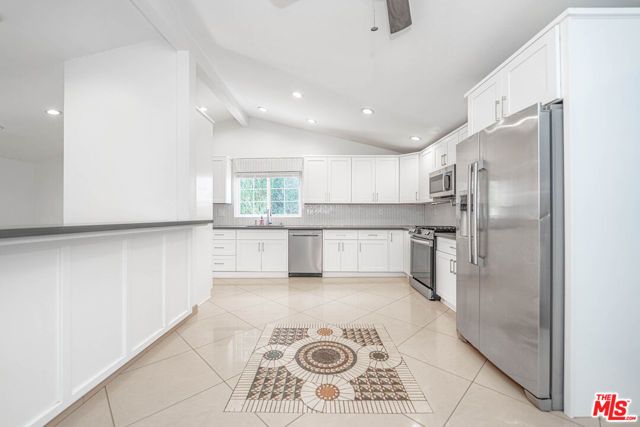 20746 Clarendon Street, Woodland Hills (los Angeles), CA 91367