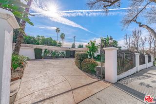 20746 Clarendon Street, Woodland Hills (los Angeles), CA 91367