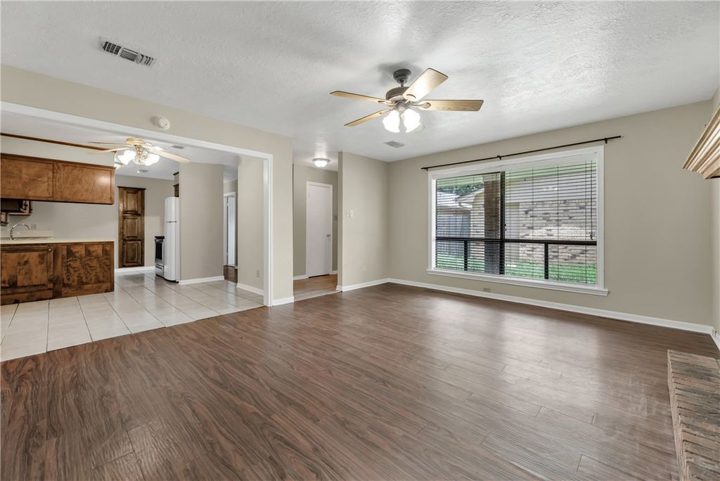 3015 Red Robin Loop, Bryan, TX 77802 — photo 2