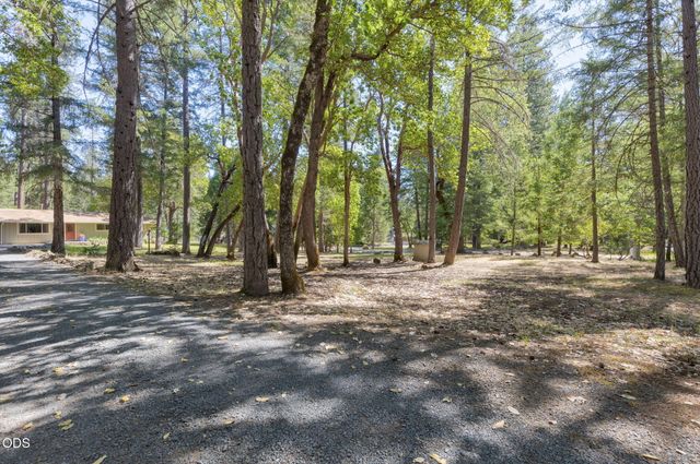 1740 Queens Branch Road, Rogue River, OR 97537