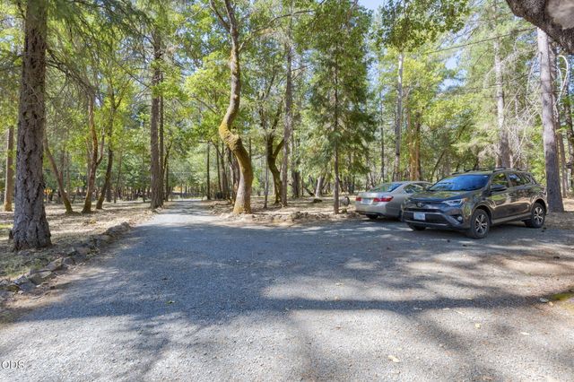 1740 Queens Branch Road, Rogue River, OR 97537
