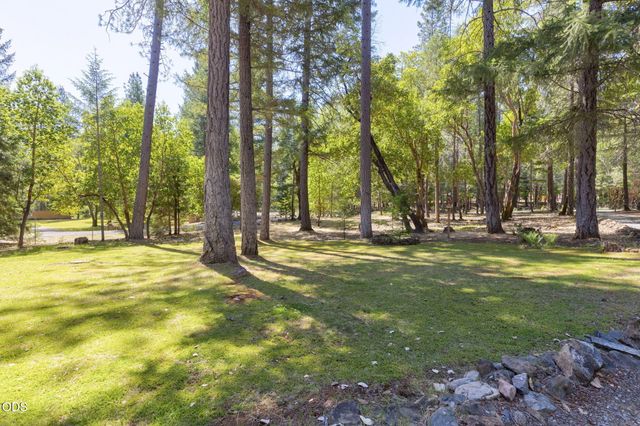 1740 Queens Branch Road, Rogue River, OR 97537