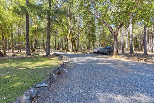 1740 Queens Branch Road, Rogue River, OR 97537