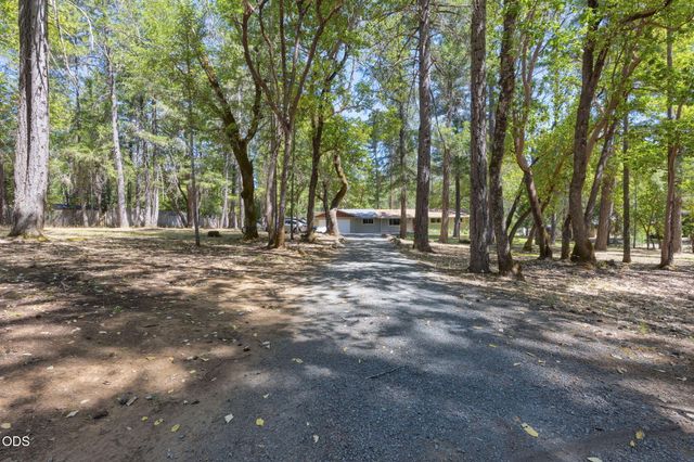 1740 Queens Branch Road, Rogue River, OR 97537
