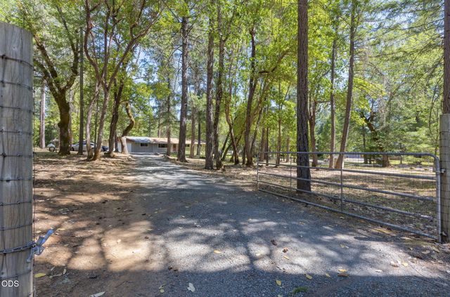 1740 Queens Branch Road, Rogue River, OR 97537