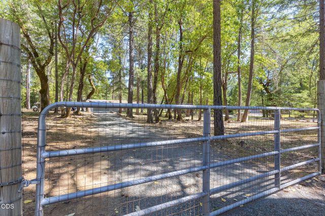 1740 Queens Branch Road, Rogue River, OR 97537