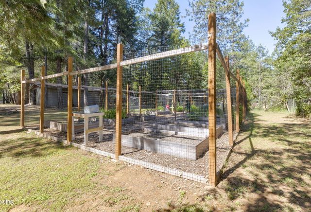 1740 Queens Branch Road, Rogue River, OR 97537