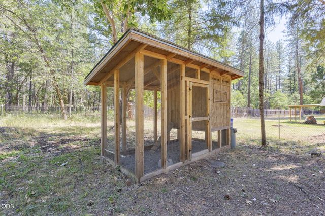 1740 Queens Branch Road, Rogue River, OR 97537