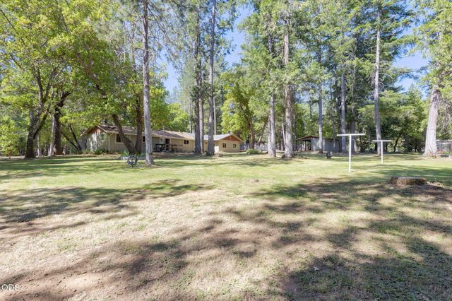 1740 Queens Branch Road, Rogue River, OR 97537