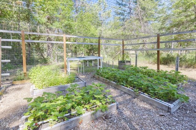 1740 Queens Branch Road, Rogue River, OR 97537