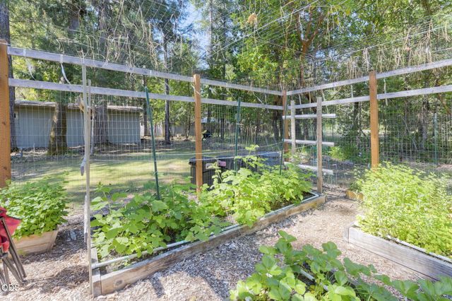1740 Queens Branch Road, Rogue River, OR 97537