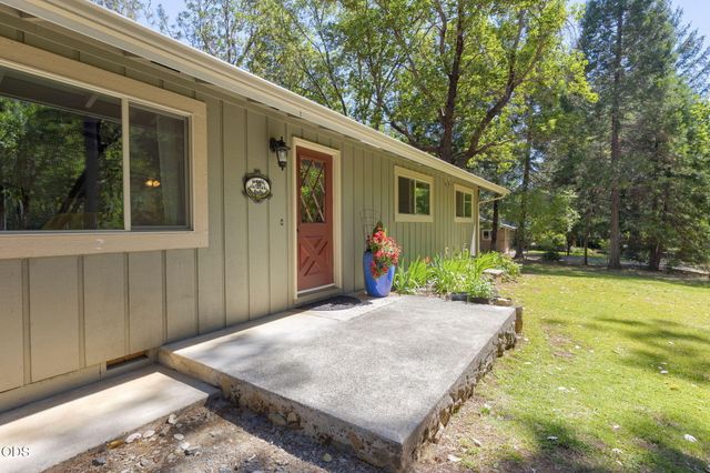 1740 Queens Branch Road, Rogue River, OR 97537
